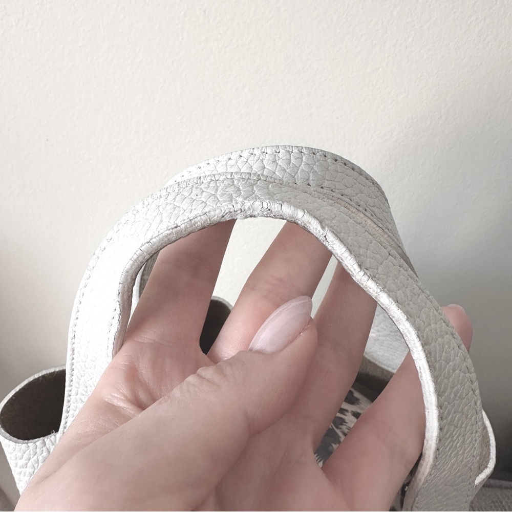 Elegant off White Leather Bucket Tote Bag with silver horse charm - Picture 8 of 13